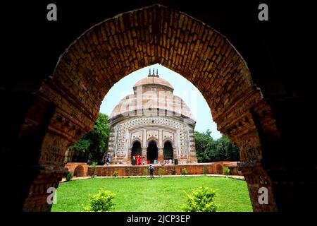 Guptipara, Indien. 14.. Juni 2022. Der Tempel Brindaban Chandra wurde im 17..-18.. Jahrhundert in Guptipara im Hooghly-Viertel von Westbengalen gegründet und ist berühmt für sein reiches Terrakotta-Design und das Chariot Festival. Dieser Tempel befindet sich etwa 80 km von der Hauptstadt Kalkutta entfernt. Radha Krishna wird zusammen mit Sri Jagannath in diesen Tempeln verehrt, die derzeit im Rahmen der Archäologischen Untersuchung Indiens gepflegt werden. Kredit: SOPA Images Limited/Alamy Live Nachrichten Stockfoto