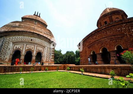 Guptipara, Indien. 14.. Juni 2022. Brindaban Chandra Tempel wurde während 17.-18. Jahrhundert in Guptipara in Hooghly Bezirk von West Bengalen und seine berühmt für reiche Terrakotta-Design und Chariot Festival gegründet. Dieser Tempel befindet sich etwa 80 km von der Hauptstadt Kalkutta entfernt. Radha Krishna wird zusammen mit Sri Jagannath in diesen Tempeln verehrt, die derzeit im Rahmen der Archäologischen Untersuchung Indiens gepflegt werden. Kredit: SOPA Images Limited/Alamy Live Nachrichten Stockfoto