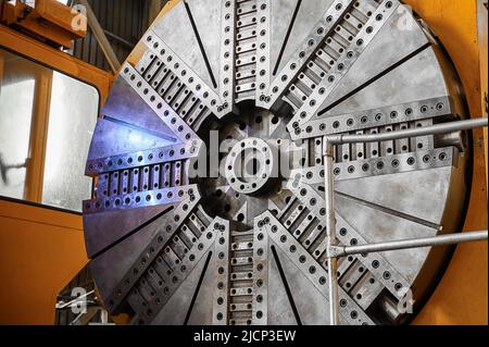 Grundplatte der riesigen Drehmaschine in der Werkshalle Stockfoto