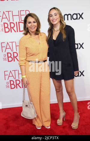 MIAMI, FL - 14. JUNI: Maria Elena Salinas und Julia Alexandra besuchen am 14. Juni 2022 in Miami, Florida, die Premiere von „Vater der Braut“ in Miami im Tower Theatre. (Foto von Alberto E. Tamargo/Sipa USA) Stockfoto