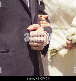 Lassen Sie sich am Hochzeitstag mit einem Trauring aus der Nähe pflegen Stockfoto