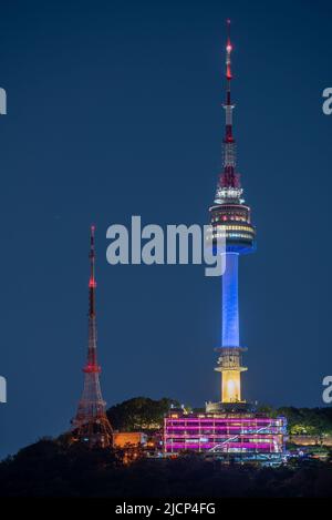 Namsan Tower in Yongsan, Seoul, Südkorea bei Nacht, beleuchtet in den Farben der ukrainischen Flagge am 3. Mai 2022 Stockfoto