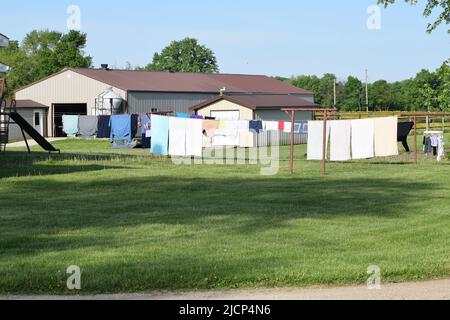 Vor dem Haus einer Amish-Familie in der Nähe von Arthur Illinois hängen Kleider zum Trocknen an einer Schlange Stockfoto