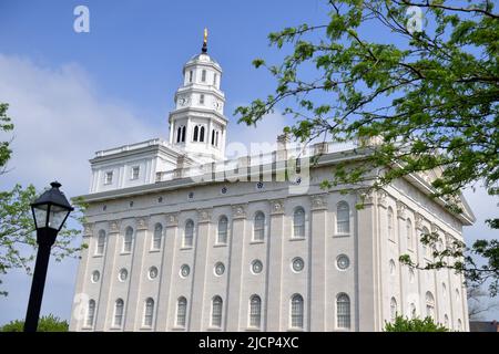 Nauvoo, Illinois, USA. Der Nauvoo Illinois Tempel, erbaut im Stil der griechischen Wiederbelebung, wurde 2002 eingeweiht. Stockfoto