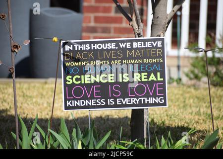 Black Lives Matter, No Human is illegal, Science is Real, Love is Love sign posted in a Front Yard of a House Stockfoto