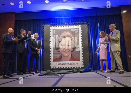 Washington, Usa. 14.. Juni 2022. Familie und Freunde von Katherine Graham versammeln sich am Dienstag, den 14. Juni 2022, im James Madison Building der Library of Congress, um Graham als Briefmarke 17. in der Distinguished Americans-Serie des US Postal Service in Washington, DC zu enthüllen. Graham, die die Führung der Washington Post übernahm, nachdem ihr Ehemann Philip Graham 1963 verstorben war, war der erste CEO eines Fortune-500-Unternehmens. Foto von Bonnie Cash/UPI Credit: UPI/Alamy Live News Stockfoto