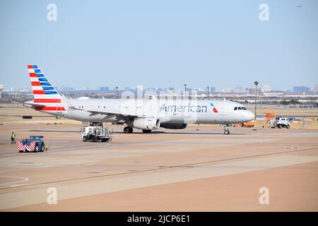 Ein Flugzeug von American Airlines, nachdem es von Ramp Service-Mitarbeitern außerhalb eines Terminals am DFW Airport (Dallas-Fort Worth Airport) gewartet wurde Stockfoto