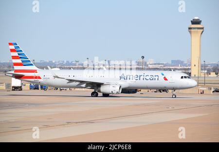 Ein Flugzeug von American Airlines, nachdem es von Ramp Service-Mitarbeitern außerhalb eines Terminals am DFW Airport (Dallas-Fort Worth Airport) gewartet wurde Stockfoto