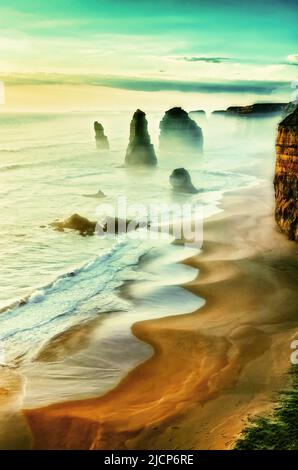 Die 12 Apostel waren in der Abenddämmerung in Meeresnebel gehüllt, Shipwreck Coast, Great Ocean Road, Victoria, Australien Stockfoto