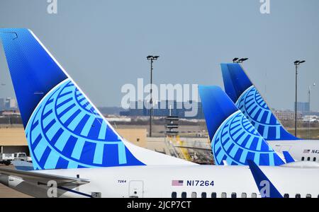 Drei Flugzeuge von United Airlines parkten an einem Terminal am Dallas Fort Worth International Airport (DFW Airport). Das Flugzeug im Vordergrund ist eine Boeing 73 Stockfoto