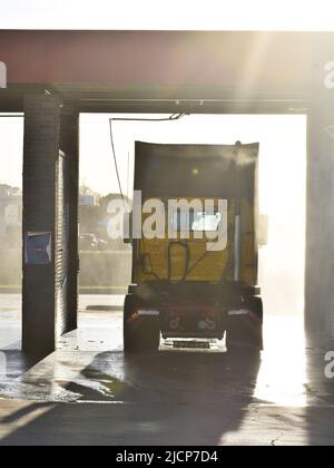 Mann, der am frühen Morgen bei einer LKW-Waschanlage in Irving, Texas, ein Halb-Lkw-Taxi wascht Stockfoto