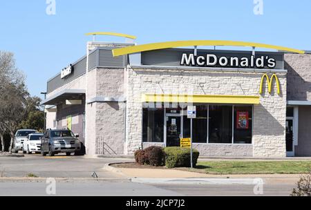 Autos warten auf einer Fahrt durch ein McDonald's Fast-Food-Restaurant in Farmers Branch Texas Stockfoto