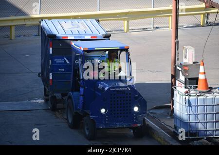 Ein Mitarbeiter von American Airlines, der sich auf dem internationalen Flughafen Dallas-Fort Worth (DFW Airport) darauf vorbereitet, seinen Traktor mit Gas zu füllen Stockfoto