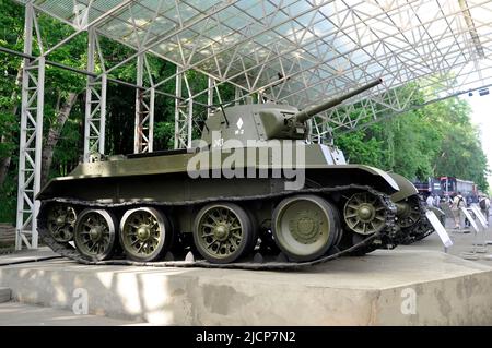 Moskau, Russland - 12. Juni 2022: Panzer BT-7 Modell 1935, Ausstellung des Siegessemuseums auf dem Poklonnaya-Hügel. Stockfoto