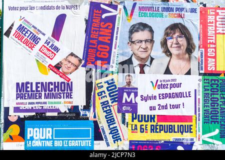 Plakat mit Plakaten von Sylvie Espagnolle und Jean Luc Melenchon, Premierminister. Treffen von Jean-Luc Melenchon, der gekommen ist, um uns zu unterstützen, den 10 NUPES-Kandidaten der Haute-Garonne in der Runde der Parlamentswahlen 2.. Frankreich, Toulouse am 14. Juni 2022. Foto von Patricia Huchot-Boissier/ABACAPRESS.COM Stockfoto