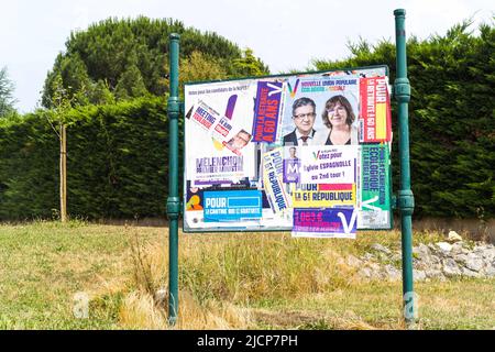 Plakat mit Plakaten von Sylvie Espagnolle und Jean Luc Melenchon, Premierminister. Treffen von Jean-Luc Melenchon, der gekommen ist, um uns zu unterstützen, den 10 NUPES-Kandidaten der Haute-Garonne in der Runde der Parlamentswahlen 2.. Frankreich, Toulouse am 14. Juni 2022. Foto von Patricia Huchot-Boissier/ABACAPRESS.COM Stockfoto