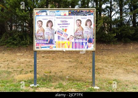 Wahlplakat mit Plakaten von Sylvie Espagnolle, Blockierung der V-Preise. Treffen Mit Toulouse. Treffen von Jean-Luc Melenchon, der gekommen ist, um uns zu unterstützen, den 10 NUPES-Kandidaten der Haute-Garonne in der Runde der Parlamentswahlen 2.. Frankreich, Toulouse am 14. Juni 2022. Foto von Patricia Huchot-Boissier/ABACAPRESS.COM Stockfoto