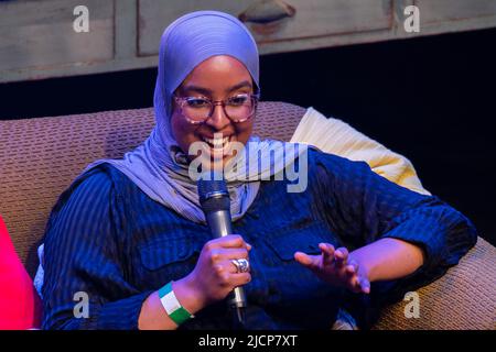 Fatima Ibrahim spricht auf dem überhitzten Panel zum Klimawandel am 10.. Juni Overheated Live, das mit einer Podiumsveranstaltung in Indigo am O2 mit Einführungen von Billie Eilish, FINNEAS, Maggie Baird und Ellie Goulding begann. Overheated ist ein mehrtägiges klimafreundliches Event, das auf der O2 im Rahmen von Billie Eilish's glücklicher denn je, World Tour in Zusammenarbeit mit Support Feed und REVERB stattfindet und Aktivisten, Musiker und Designer zusammenbringt, um über den Klimawandel und darüber zu diskutieren, wie man etwas bewirken kann. Stockfoto