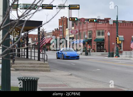 Ein hellblauer Porsche GT3RS, der die Main Street in Grapevine Texas entlang fährt Stockfoto