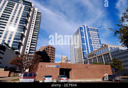 Autos, die vor einem Chase Bank Gebäude in der Innenstadt von Dallas, Texas, geparkt wurden. 2008 Stockfoto