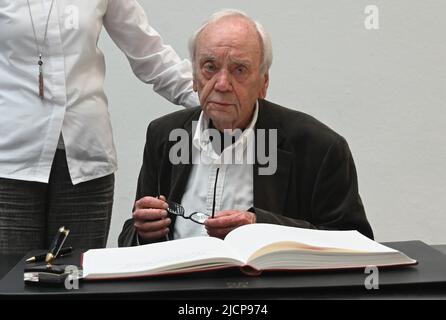 Köln, Deutschland. 14.. Juni 2022. Der Schriftsteller Jürgen Becker und die Oberbürgermeisterin Henriette Reker beim Empfang im Kölner Rathaus und der Unterzeichnung des Gästebuch der Stadt Köln im Rahmen des Empfangs stellt Jürgen Becker, der am 10. Juli dieses Jahres 90 Jahre alt wird, seine neuesten Werke vor. Quelle: Horst Galuschka/dpa/Horst Galuschka dpa/Alamy Live News Stockfoto