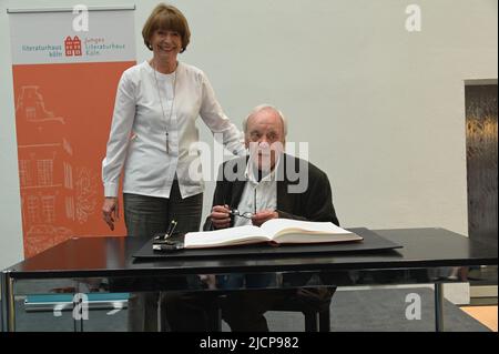 Köln, Deutschland. 14.. Juni 2022. Der Schriftsteller Jürgen Becker und die Oberbürgermeisterin Henriette Reker beim Empfang im Kölner Rathaus und der Unterzeichnung des Gästebuch der Stadt Köln im Rahmen des Empfangs stellt Jürgen Becker, der am 10. Juli dieses Jahres 90 Jahre alt wird, seine neuesten Werke vor. Quelle: Horst Galuschka/dpa/Horst Galuschka dpa/Alamy Live News Stockfoto