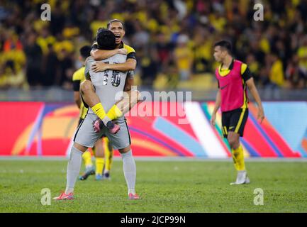 Kuala Lumpur, Malaysia. 14.. Juni 2022. Malaysias Spieler feiern, nachdem sie beim Qualifikationsspiel des AFC Asian Cup 2023 zwischen Malaysia und Bangladesch im National Stadium Bukit Jalil gegen Bangladesch gewonnen haben. Endergebnis; Malaysia 4:1 Bangladesch. (Foto von Wong Fok Loy/SOPA Images/Sipa USA) Quelle: SIPA USA/Alamy Live News Stockfoto