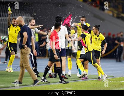 Kuala Lumpur, Malaysia. 14.. Juni 2022. Malaysias Spieler und Teamfunktionäre feiern, nachdem sie beim Qualifikationsspiel der AFC Asian Cup 2023 zwischen Malaysia und Bangladesch im Nationalstadion Bukit Jalil gegen Bangladesch gewonnen haben. Endergebnis; Malaysia 4:1 Bangladesch. (Foto von Wong Fok Loy/SOPA Images/Sipa USA) Quelle: SIPA USA/Alamy Live News Stockfoto