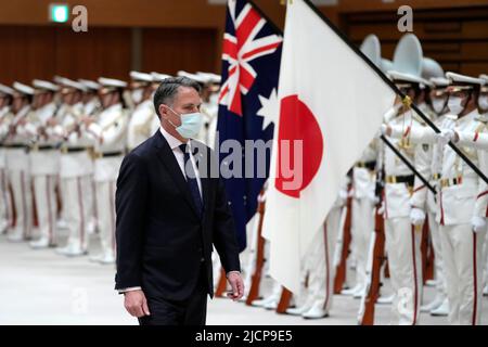 Tokio, JPN. 15.. Juni 2022. Der stellvertretende australische Premierminister und Verteidigungsminister Richard Marles inspiziert eine Ehrenwache vor dem bilateralen Verteidigungstreffen zwischen Japan und Australien am Mittwoch, dem 15. Juni 2022, im japanischen Verteidigungsministerium in Tokio. (Bild: © POOL via ZUMA Press Wire) Stockfoto