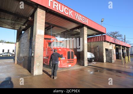 Halbtrucks, die am frühen Morgen bei einer LKW-Waschanlage in Irving, Texas, gewaschen werden Stockfoto