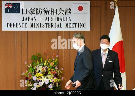 Tokio, JPN. 15.. Juni 2022. Der stellvertretende australische Premierminister und Verteidigungsminister Richard Marles, links, und sein japanischer Amtskollege Nobuo Kishi kommen am Mittwoch, den 15. Juni 2022, zu ihrem bilateralen Verteidigungstreffen zwischen Japan und Australien im japanischen Verteidigungsministerium in Tokio, Japan, an. (Bild: © POOL via ZUMA Press Wire) Stockfoto