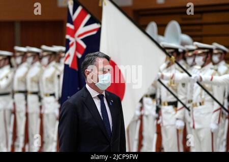 Tokio, JPN. 15.. Juni 2022. Der stellvertretende australische Premierminister und Verteidigungsminister Richard Marles inspiziert eine Ehrenwache vor dem bilateralen Verteidigungstreffen zwischen Japan und Australien am Mittwoch, dem 15. Juni 2022, im japanischen Verteidigungsministerium in Tokio. (Bild: © POOL via ZUMA Press Wire) Stockfoto