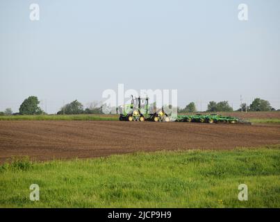 Ein Landwirt, der einen John Deere 9620 RX Traktor auf einem Feld im ländlichen Osten von Illinois (Douglas County) fährt Stockfoto