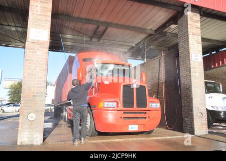 Halbtrucks, die am frühen Morgen bei einer LKW-Waschanlage in Irving, Texas, gewaschen werden Stockfoto