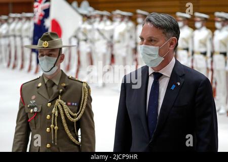 Tokio, JPN. 15.. Juni 2022. Der stellvertretende australische Premierminister und Verteidigungsminister Richard Marles, rechts, hat vor dem bilateralen Verteidigungstreffen zwischen Japan und Australien am Mittwoch, dem 15. Juni 2022, im japanischen Verteidigungsministerium in Tokio, eine Ehrenwache einrichtet. (Bild: © POOL via ZUMA Press Wire) Stockfoto