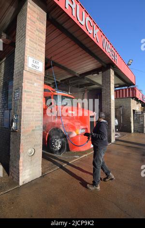 Halbtrucks, die am frühen Morgen bei einer LKW-Waschanlage in Irving, Texas, gewaschen werden Stockfoto