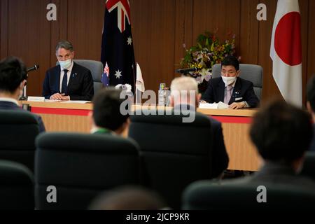 Tokio, JPN. 15.. Juni 2022. Der australische stellvertretende Premierminister und Verteidigungsminister Richard Marles, links, und der japanische Verteidigungsminister Nobuo Kishi nehmen am Mittwoch, dem 15. Juni 2022, an einer gemeinsamen Pressekonferenz im Verteidigungsministerium in Tokio, Japan, Teil. (Bild: © POOL via ZUMA Press Wire) Stockfoto