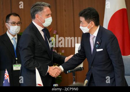 Tokio, JPN. 15.. Juni 2022. Der stellvertretende australische Premierminister und Verteidigungsminister Richard Marles, links, und der japanische Verteidigungsminister Nobuo Kishi schütteln sich die Hände nach einer gemeinsamen Pressekonferenz im Verteidigungsministerium am Mittwoch, dem 15. Juni 2022, in Tokio, Japan. (Bild: © POOL via ZUMA Press Wire) Stockfoto