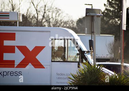 FedEx Lieferwagen hielt an einer Ampel an Stockfoto
