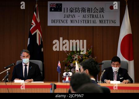 Tokio, JPN. 15.. Juni 2022. Der australische stellvertretende Premierminister und Verteidigungsminister Richard Marles, links, und der japanische Verteidigungsminister Nobuo Kishi nehmen am Mittwoch, dem 15. Juni 2022, an einer gemeinsamen Pressekonferenz im Verteidigungsministerium in Tokio, Japan, Teil. (Bild: © POOL via ZUMA Press Wire) Stockfoto