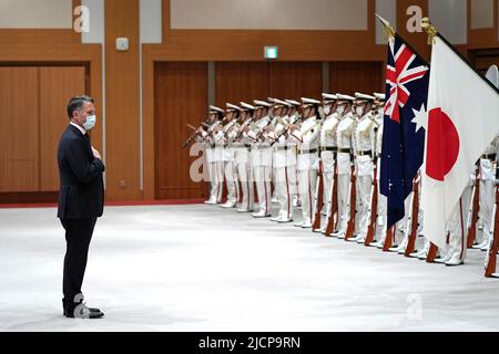 Tokio, JPN. 15.. Juni 2022. Der stellvertretende australische Premierminister und Verteidigungsminister Richard Marles nimmt an einer Ehrenwache Teil, die vor dem bilateralen Verteidigungstreffen zwischen Japan und Australien am Mittwoch, dem 15. Juni 2022, im japanischen Verteidigungsministerium in Tokio stattfand. (Bild: © POOL via ZUMA Press Wire) Stockfoto