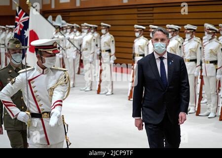 Tokio, JPN. 15.. Juni 2022. Der stellvertretende australische Premierminister und Verteidigungsminister Richard Marles, rechts, überprüft eine Ehrenwache-Zeremonie vor dem bilateralen Verteidigungstreffen zwischen Japan und Australien am Mittwoch, dem 15. Juni 2022, im japanischen Verteidigungsministerium in Tokio. (Bild: © POOL via ZUMA Press Wire) Stockfoto