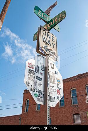 Deep Ellum Area in Dallas, Texas: Aufkleber zieren die Rückseite eines Stoppschildes an der Ecke der Elm und Crowdus Street Stockfoto