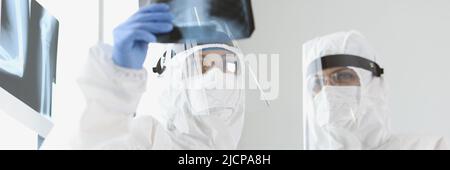 Qualifizierte Ärzte untersuchen Röntgenaufnahmen der Lunge des Patienten im Krankenhaus Stockfoto