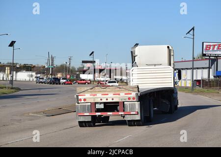 Ein Sattelschlepper und leerer Tieflader, nach rechts zeigend Stockfoto