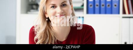 Schöne junge Frau Büroangestellte posiert in persönlichen Schrank Stockfoto