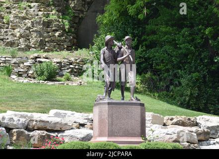 Tom und Huck Statue in Hannibal Missouri; erstellt vom Bildhauer Frederick Hibbard Stockfoto