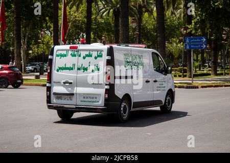 Fez, Marokko - 14. Juni 2022 Ambulanz fährt durch die Straßen von Fez während des Coronavirus-Ausbruchs in Marokko Stockfoto