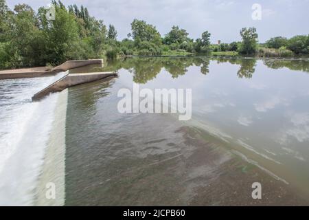 Staumauer des Guadiana-Flusses in der Nähe von La Fabrica de la Luz, Merida, Badajoz, Spanien Stockfoto