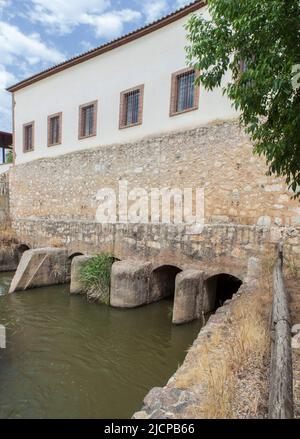 Gebäude in Fabrica de la Luz, ehemaliges Kraftwerk, das jetzt das Besucherzentrum El Berrocal beherbergt, Merida, Spanien Stockfoto